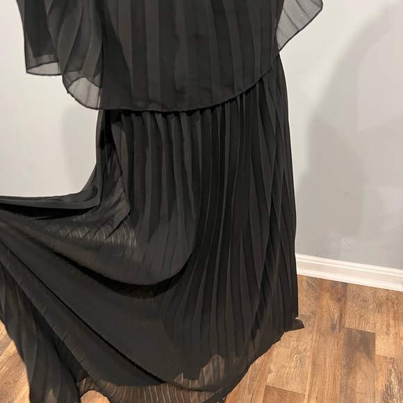 Off shoulder flattering black dress🖤 - Picture 9 of 11